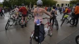 Ciclistas desnudos protestan contra presencia de tropas federales en Portland