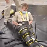 El uso de inmovilizaciones corporales completas por parte del ICE durante las deportaciones suscita preocupación por trato inhumano. [Eng]