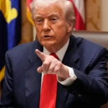 Trump instó a Zelenskyy a aceptar las condiciones de Putin o ser «destruido» por Rusia [Ing]