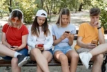 La Eurocámara eleva el listón de la protección digital infantil: veto a redes <13, “edad mínima” de 16 y más obligaciones para plataformas y escuelas