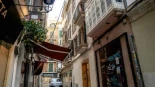 La empresa que alquila pisos a turistas sin licencia en el centro de Palma: "Si cerramos el edificio entrarían okupas"