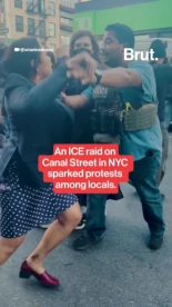 Agentes de ICE arrastran violentamente a un hombre ciego que protestaba frente a una instalación de ICE en Portland. [ENG]