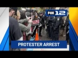 Agentes de ICE en Portland fuerzan a un manifestante a entrar en propiedad federal para "justificar" su detención y cargas violentas [ENG]
