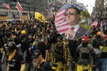 Se debería encargar a los Proud Boys perseguir a los inmigrantes, afirma un candidato republicano  (Eng)