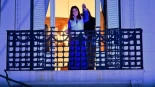 El baile de Cristina Kirchner desde el balcón de su casa pese al revés peronista en las elecciones en las que ha arrasado Milei