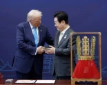 Corea del Sur otorga a Trump una corona de oro en medio de un acuerdo para desbloquear las negociaciones comerciales por valor de 350 000 millones de dólares (Eng)
