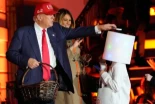 Trump vuelve a poner caramelos en la cabeza disfrazada de un niño en el evento de Halloween de la Casa Blanca (Eng)