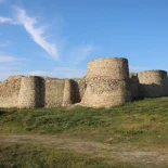 Descubren una singular cota de malla y un casco de los siglos IX-X en la fortaleza de Rustavi, Georgia (ENG)
