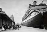 Transatlántico atracado en el puerto de Barcelona en 1920