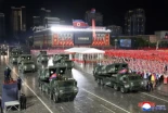 Kim Jong Un presentó el "arma nuclear más poderosa" de Corea del Norte en un desfile (ENG)
