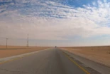 La carretera recta más larga del mundo es todo un reto mental: 240 km sin curvas, en pleno desierto y con tráfico de camiones