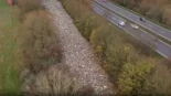 Cientos de toneladas de basura son vertidas en un campo del sur de Inglaterra