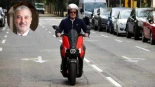 El alcalde Jaume Collboni anuncia una ayuda directa de 600 euros para quienes decidan desguazar su ciclomotor de combustión y adquirir uno eléctrico