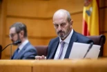 Un micrófono abierto capta al presidente del Senado quejándose de sus señorías: "Les importa tres pollas en vinagre"