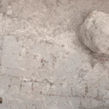 Encuentran en Guatemala un tablero de juego maya único, construido con cientos de fragmentos de cerámica incrustados