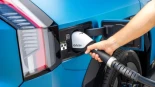 Reino Unido prepara una tasa por kilómetro para coches eléctricos e híbridos desde 2028, con la que busca compensar el desplome de ingresos por impuestos a los carburantes