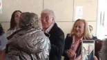 Decenas de personas rodean y fotografían en Murcia a un hombre con pelo blanco al que confundieron con Richard Gere