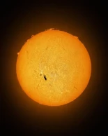 La impresionante imagen de un hombre en caída libre frente al Sol