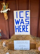 “ICE estuvo aquí”: iglesia de EE. UU. reemplaza nacimiento con cartel de protesta y genera indignación
