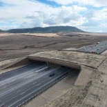 El "mayor paso elevado de fauna salvaje de Norteamérica" está finalmente terminado. Se espera que reduzca los accidentes entre fauna y vehículos en un 90%