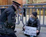 Greta Thunberg detenida en Londres por una pancarta con la frase "Prisioneros de Palestina en Acción" (ING)
