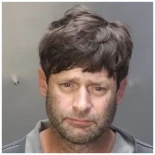 Hombre que vociferaba insultos racistas amenazando con quemar la casa de una mujer se prende fuego accidentalmente [EN]