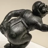 Una estatuilla romana de hace 2.000 años muestra a un actor cómico emitiendo una flatulencia