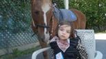 Nora, la niña asturiana con una enfermedad ultrarrara y alumna de las terapias ecuestres de Gijón: «Con los caballos ves cómo conecta muchísimo»