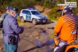 El Seprona detiene a un motorista que circula por un camino y le explica que el campo no es de todos
