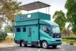 Esta autocaravana de BYD tiene tres pisos y despliega una terraza en el techo en 5 segundos. Es 11.000 euros más barata que una California