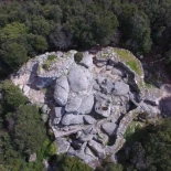 Los  “casteddi” de la Edad del Bronce en Córcega que coronan colinas y espolones rocosos: ¿fortalezas, graneros o símbolos de poder?