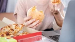 Morderse las uñas, procrastinar o comer en exceso: el cerebro utiliza pequeños daños autoinfligidos para prevenir otros mayores