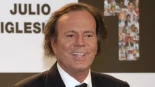Primera reacción de Julio Iglesias tras las acusaciones de agresión sexual: "Está preocupado por su imagen, es como si le hubieran matado"