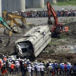 China suspendió proyectos, anunció inspecciones y rebajó la velocidad de los trenes en 50 km/h tras el grave accidente de Wenzhou