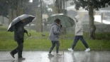 Los médicos recomiendan caminar como un pingüino para evitar caídas en días de lluvia