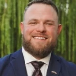 Líder sindical demócrata Taylor Rehmet gana el escaño en el Senado de Texas por 14 puntos porcentuales (ING)