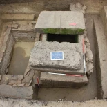 La frontera del Danubio habla: hallan estelas de soldados reutilizadas como paredes de tumbas en Bulgaria