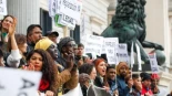 Dar sanidad universal a los migrantes en situación irregular rebajaría un 9% su coste anual
