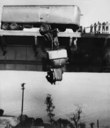 El camión que quedó colgando en un puente de California en 1953 y su dramático rescate