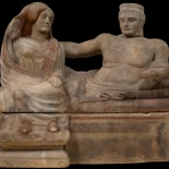 60 años bajo el barro: la urna etrusca de Florencia que vuelve a brillar con azul egipcio