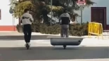 Circula dentro de una bañera sobre un patinete eléctrico por Tomelloso