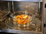 El truco definitivo para tu hogar: poner cáscaras de naranja en el microondas