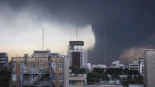 Teherán, bajo una nube tóxica: los ataques de Israel al petróleo de Irán dejan al menos cuatro muertos en la capital