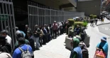 Filas en el Banco Central de Bolivia para cambiar billetes serie B: el robo masivo en la tragedia aérea y las dudas por su validez