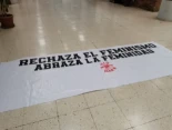 La Complutense denuncia que un grupo de 30 violentos ha irrumpido en la facultad de Políticas para vandalizar el material del 8-M
