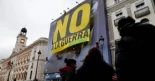 “No a la guerra”: Greenpeace despliega una pancarta en el centro de Madrid