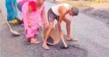 En un pueblo de la India arrancan y roban el asfalto de las calles en una zona rural recién urbanizada