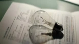 Las eléctricas suspenden contratos de luz y gas a precio fijo a miles de clientes por la crisis en Irán