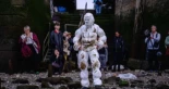 Artista viste traje realizado con 24 pañales y camina por el Támesis para protestar por la contaminación de las aguas. Cayó enfermo [ENG]