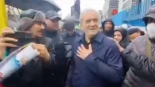 El presidente de Irán camina por Teherán saludando a los viandantes